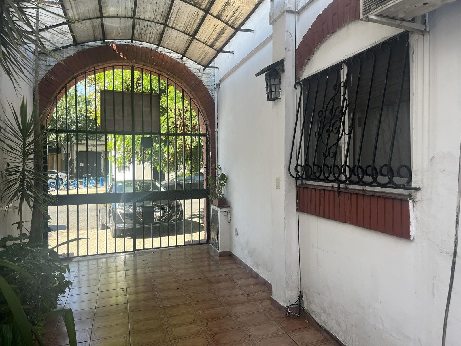 Casa en venta en Flores 4 ambientes con patio, terraza, parrilla, horno de barro y cochera doble - 1