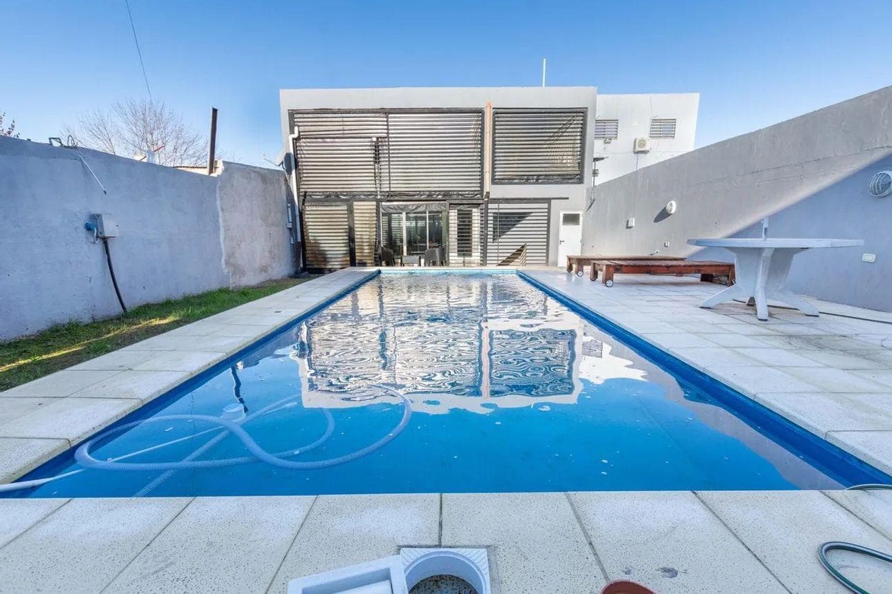 Casa de 3 Dormitorios con Piscina en Barrio Residencial - 1