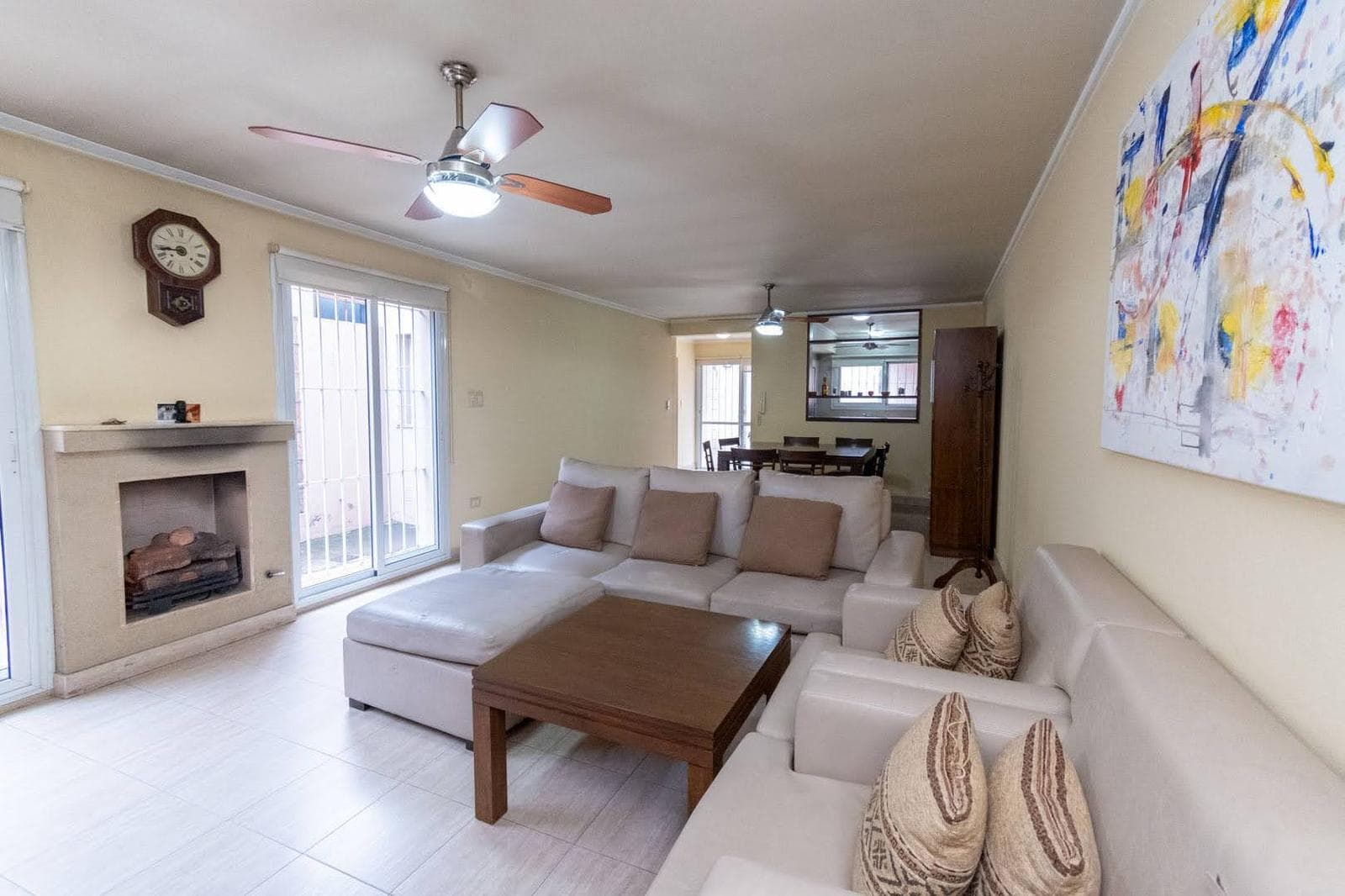 Casa de tres dormitorios, cochera y patio a media cuadra de BV. - 1