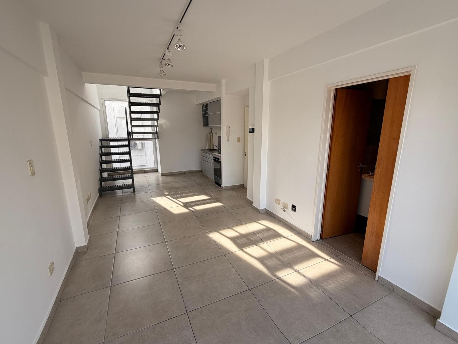 Tríplex 2 ambientes con terraza propia, cochera y baulera en Villa Crespo - 1