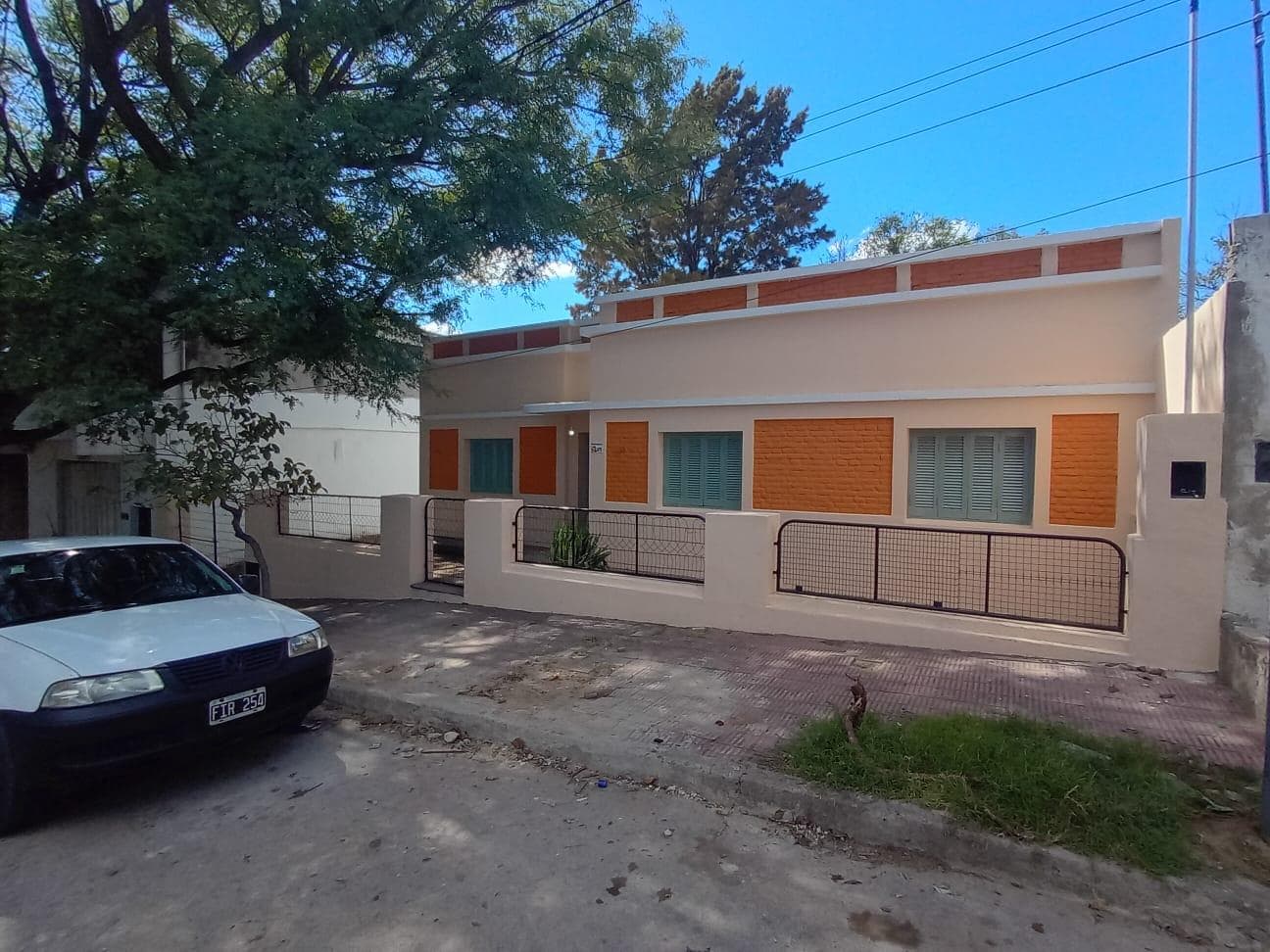 OPRTUNIDAD CASA RESTAURADA EN B° SAN VICENTE - 1