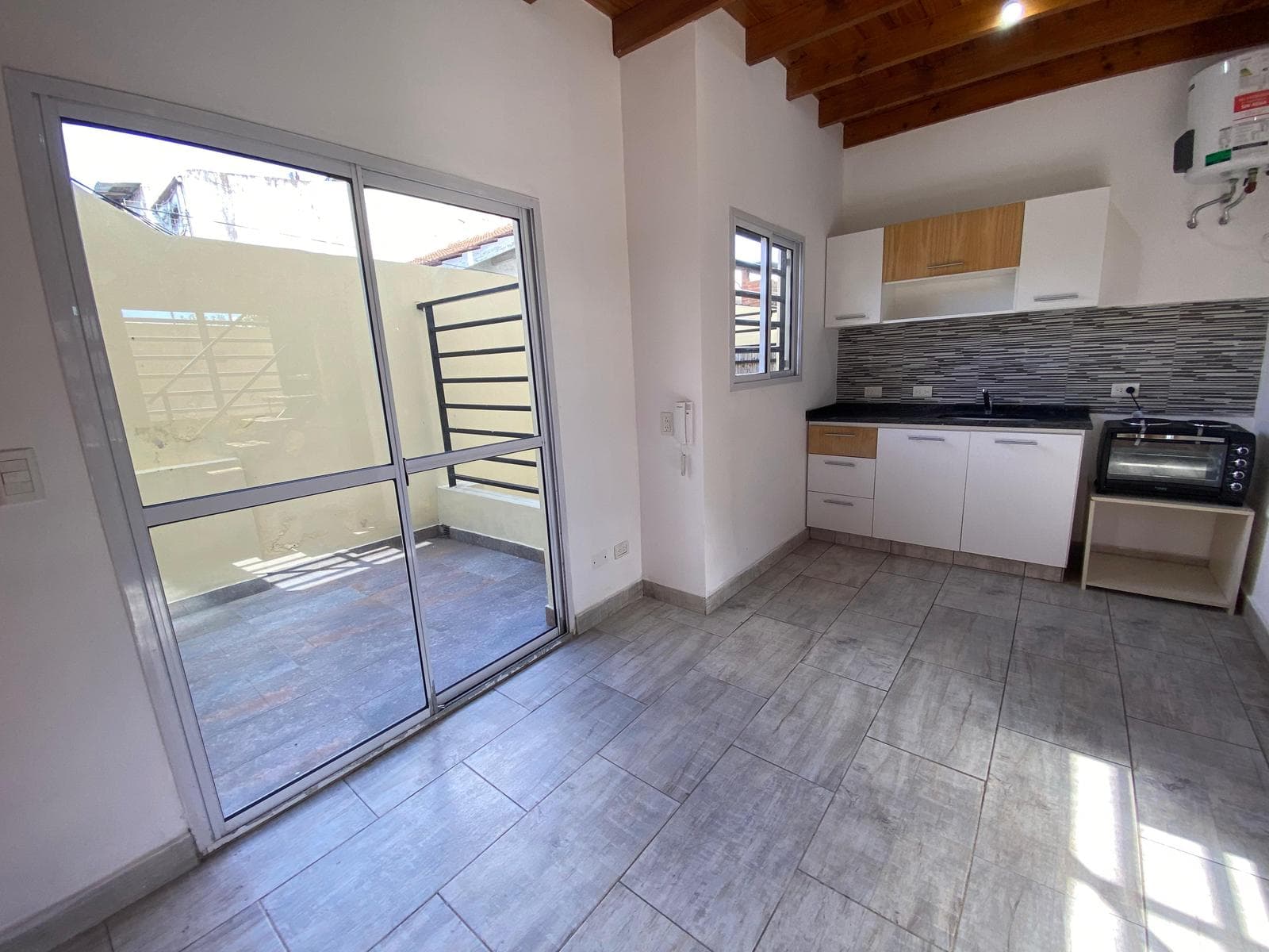 Alquiler 2 ambientes en duplex con patio - 1