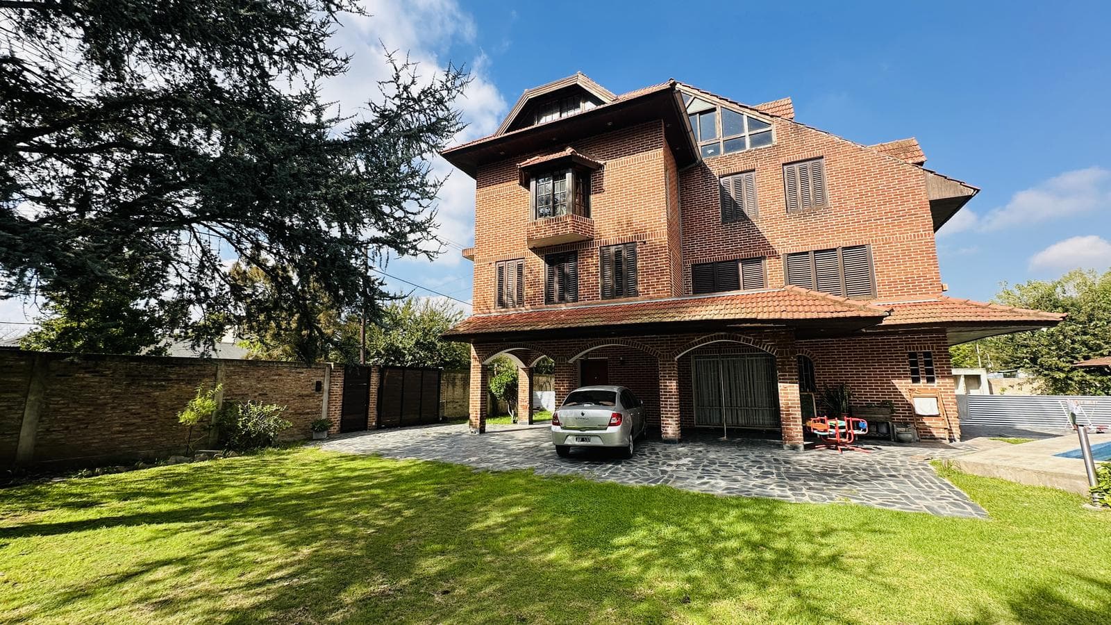 Casa en City Bell . Apto desarrollo comercial. - 1