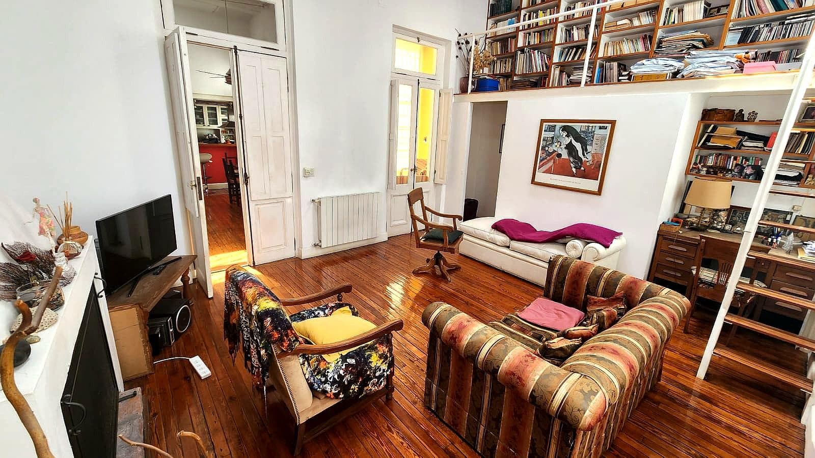 Venta Casa 6 ambientes. San Telmo. Garage 4 autos convertible a local comercial. Terraza. - 1