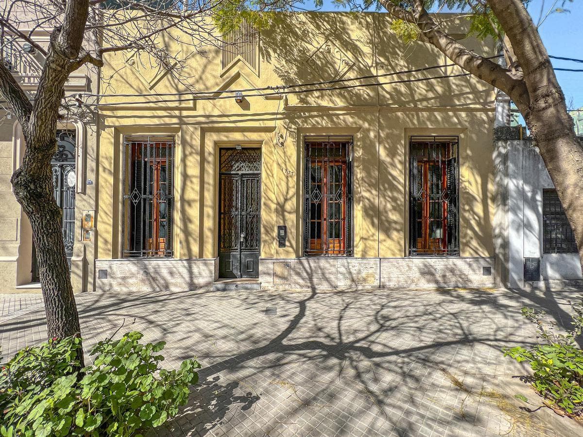 VENTA - Casa de 5 dormitorios con patio y terraza - Republica de la sexta, Rosario. - 1