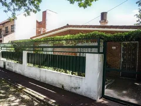 VENTA. CASA DE 2 DORMITORIOS CON COCHERA DOBLE Y PATIO. FISHERTON - 1