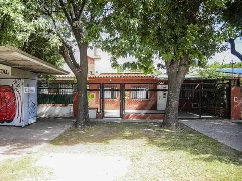 Venta. Casa de 2 dormitorios, cochera y patio con parrillero. Fisherton - 1