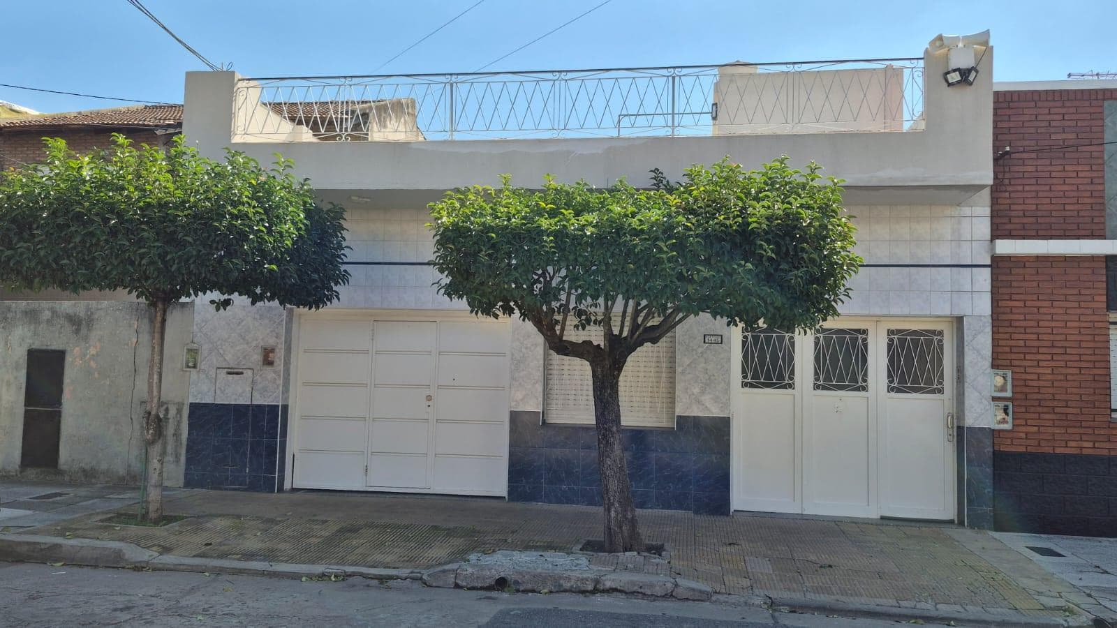 Casa multifamiliar en venta de 4 ambientes en La Tablada - 1