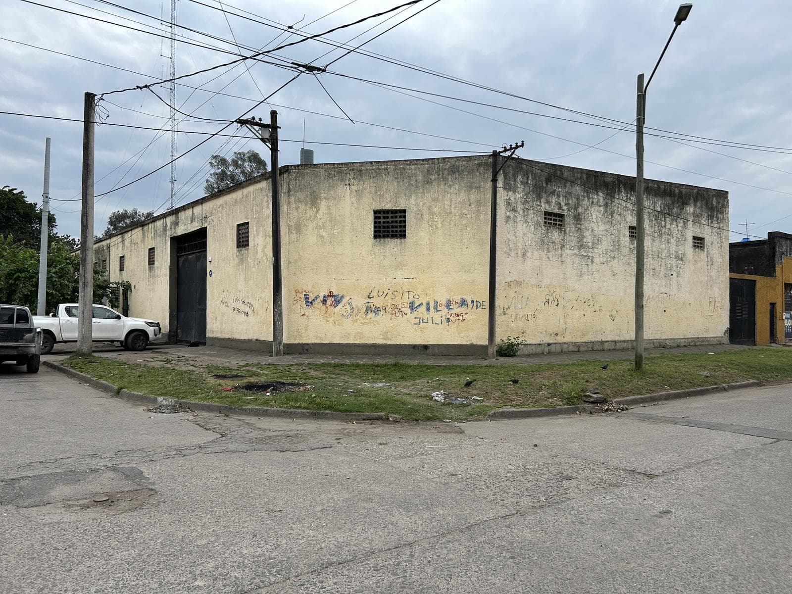 Galpón con oficinas + depositos - 1