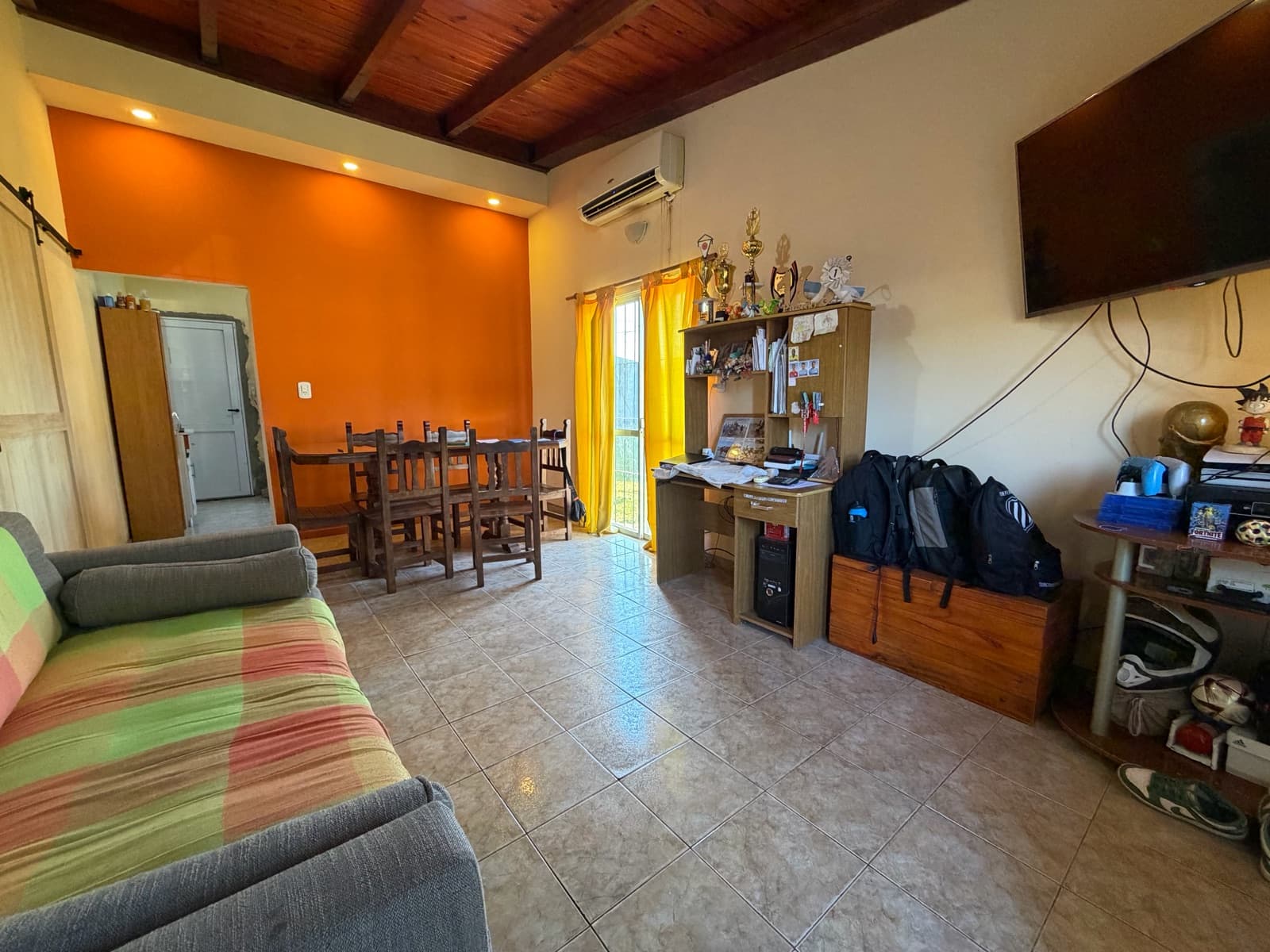 VENTA CASA 2 DORMITORIOS CON PARRILLERO EN ROLDAN - 1