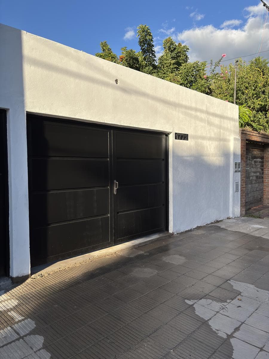 Alquiler casa 2 dormitorios con cochera, La Plata - 1