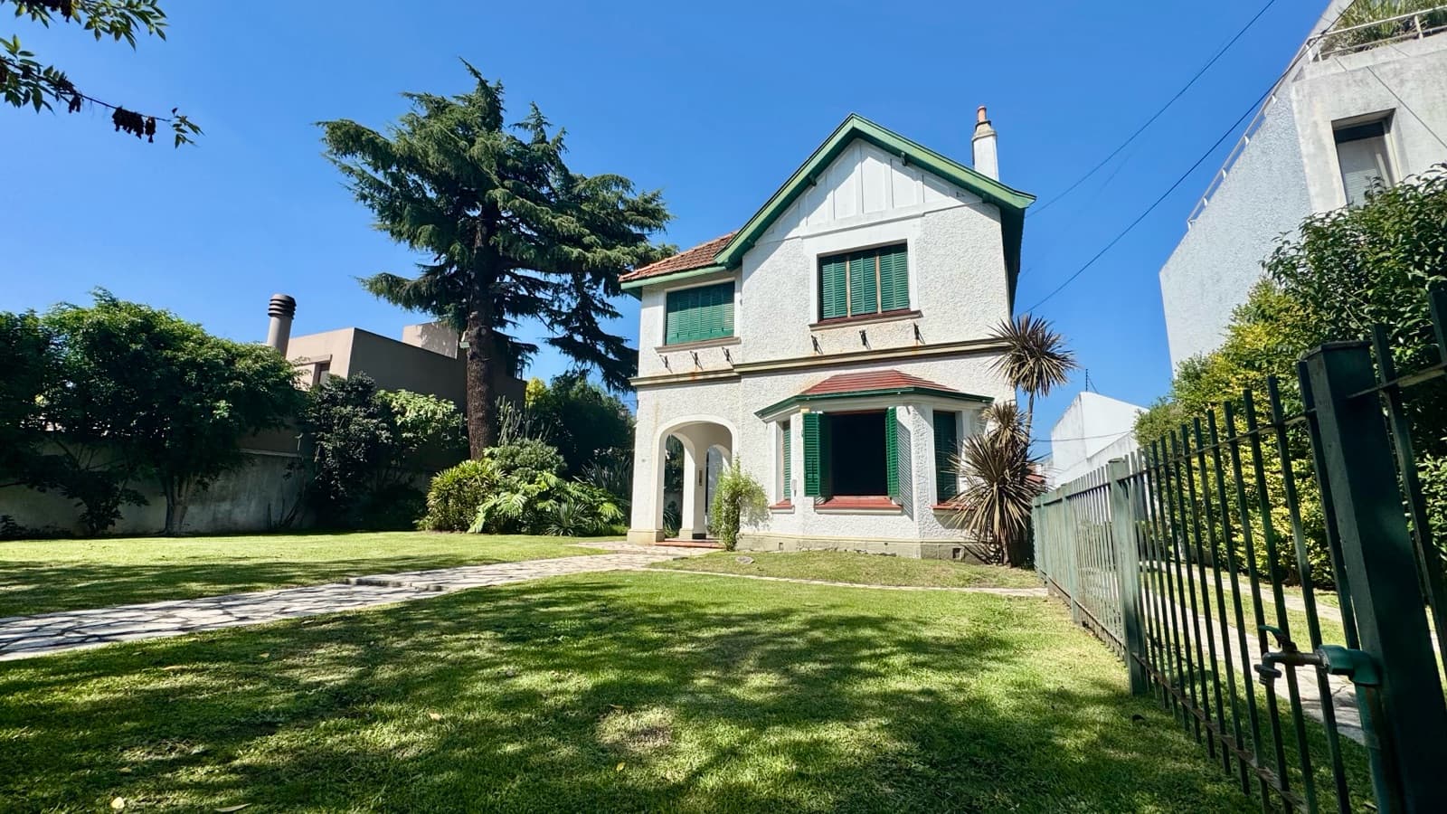 VENTA CHALET DE ESTILO INGLÉS SOBRE GRAN LOTE - 1