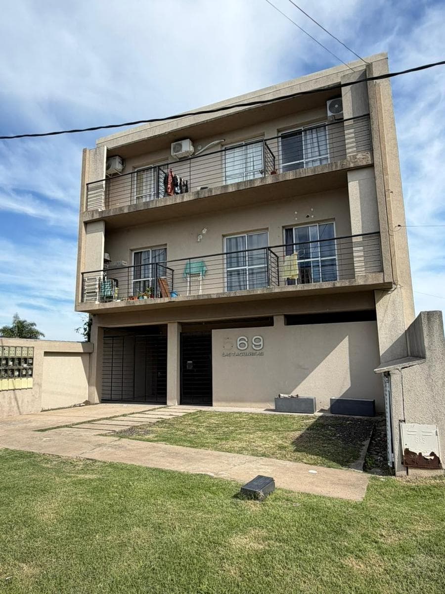 Vendo departamento planta baja con patio. - 1