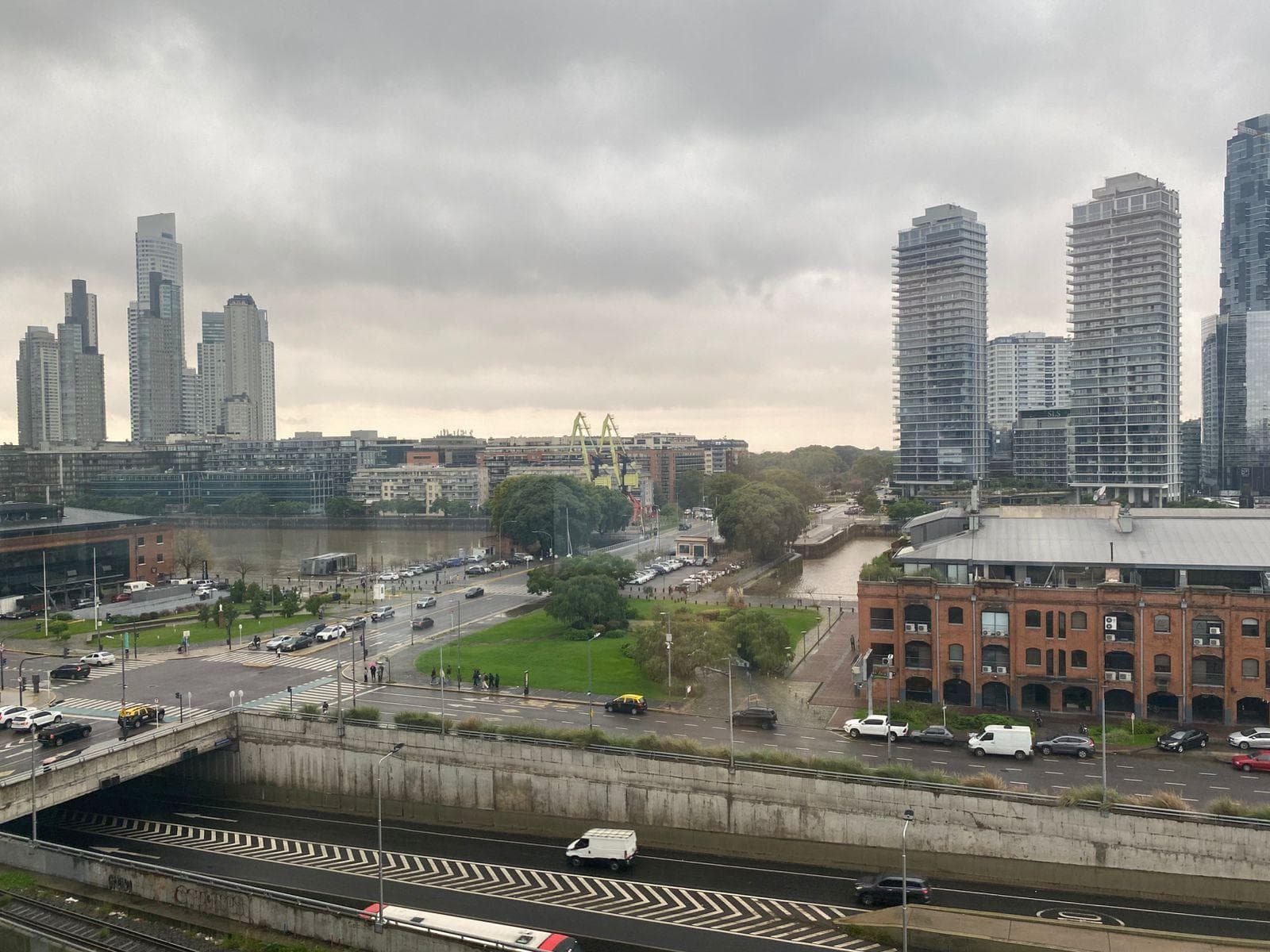 VENTA - Oficina 178 m2 dos cocheras - Vista abierta a Puerto Madero y al rio - 1
