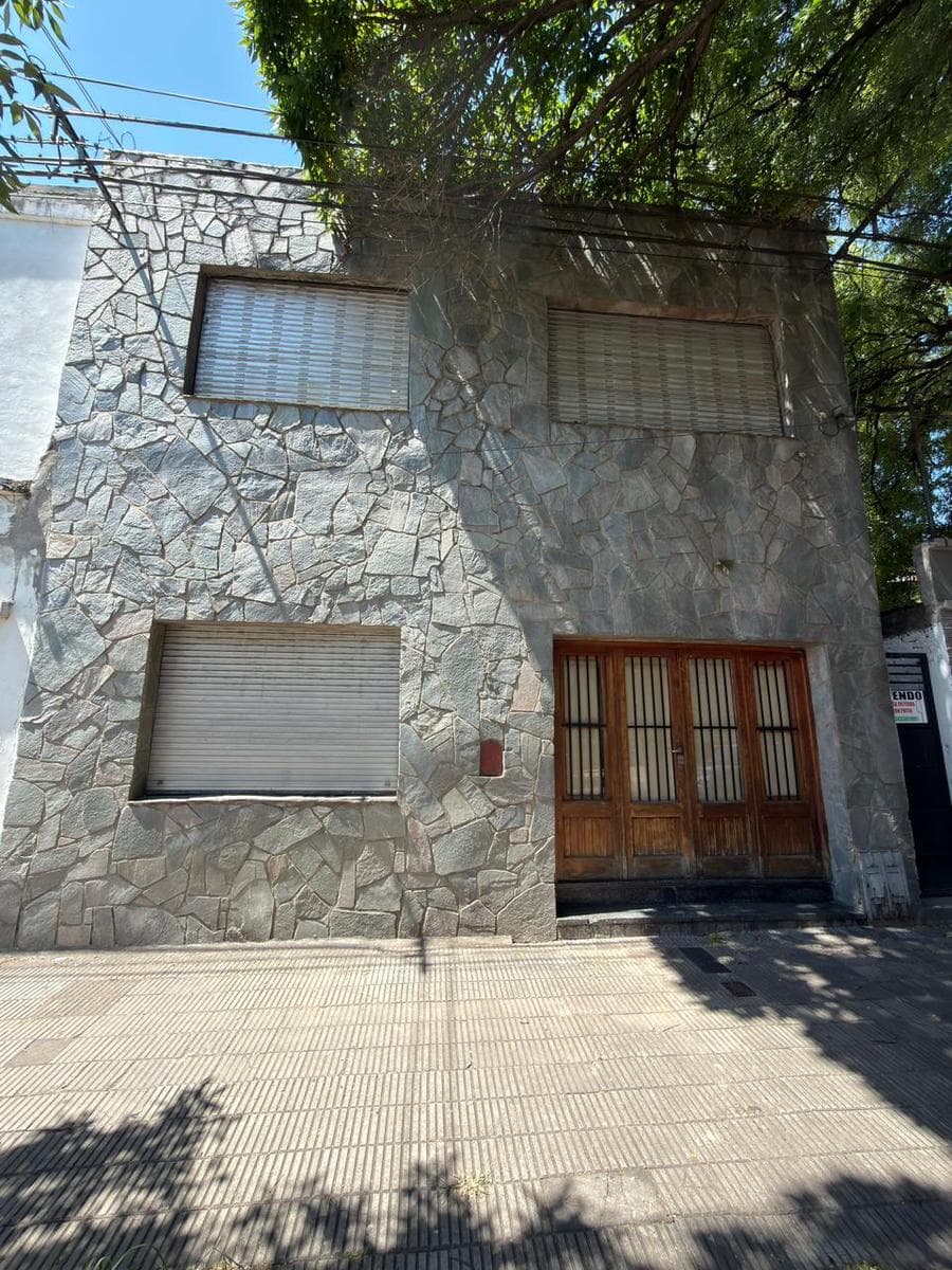 Vendo Casa 3 dormitorios y Patio, Zona Urquiza y Patagonia - 1