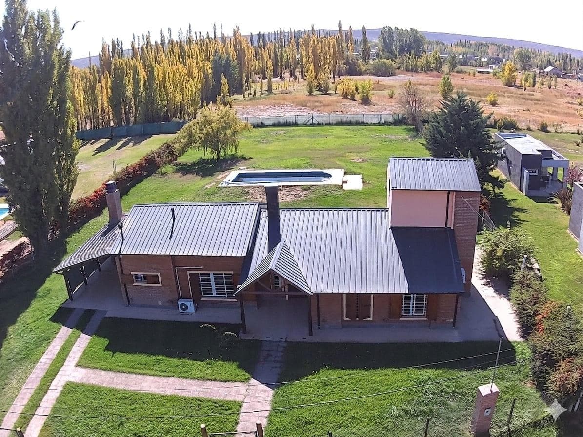 En Venta | Casa de 3 Dormitorios con Piscina | Barrio Knudsen | Plottier - 1