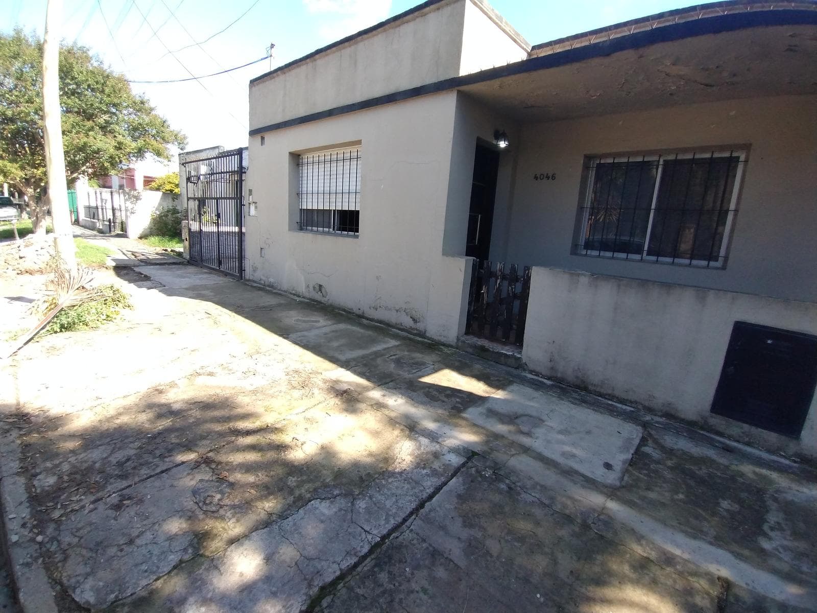 VENTA CASA a refaccionar amplio lote en Berazategui - 1