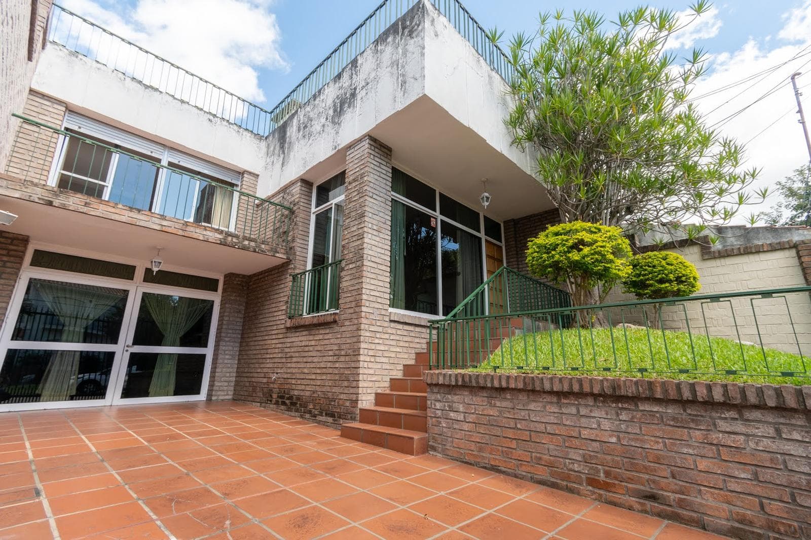 Casa de categoría en 7 Jefes con tres dormitorios, cochera y patio. - 1