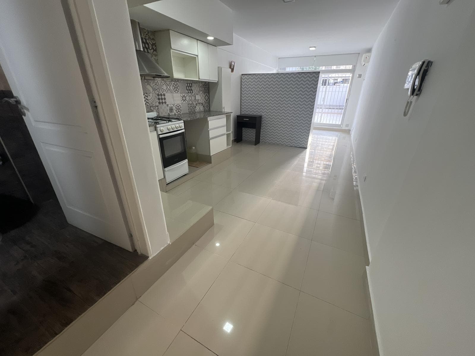 Exc departamento monoambiente con Patio al c/fte - Muy luminoso - A mts Subte "A" - 1