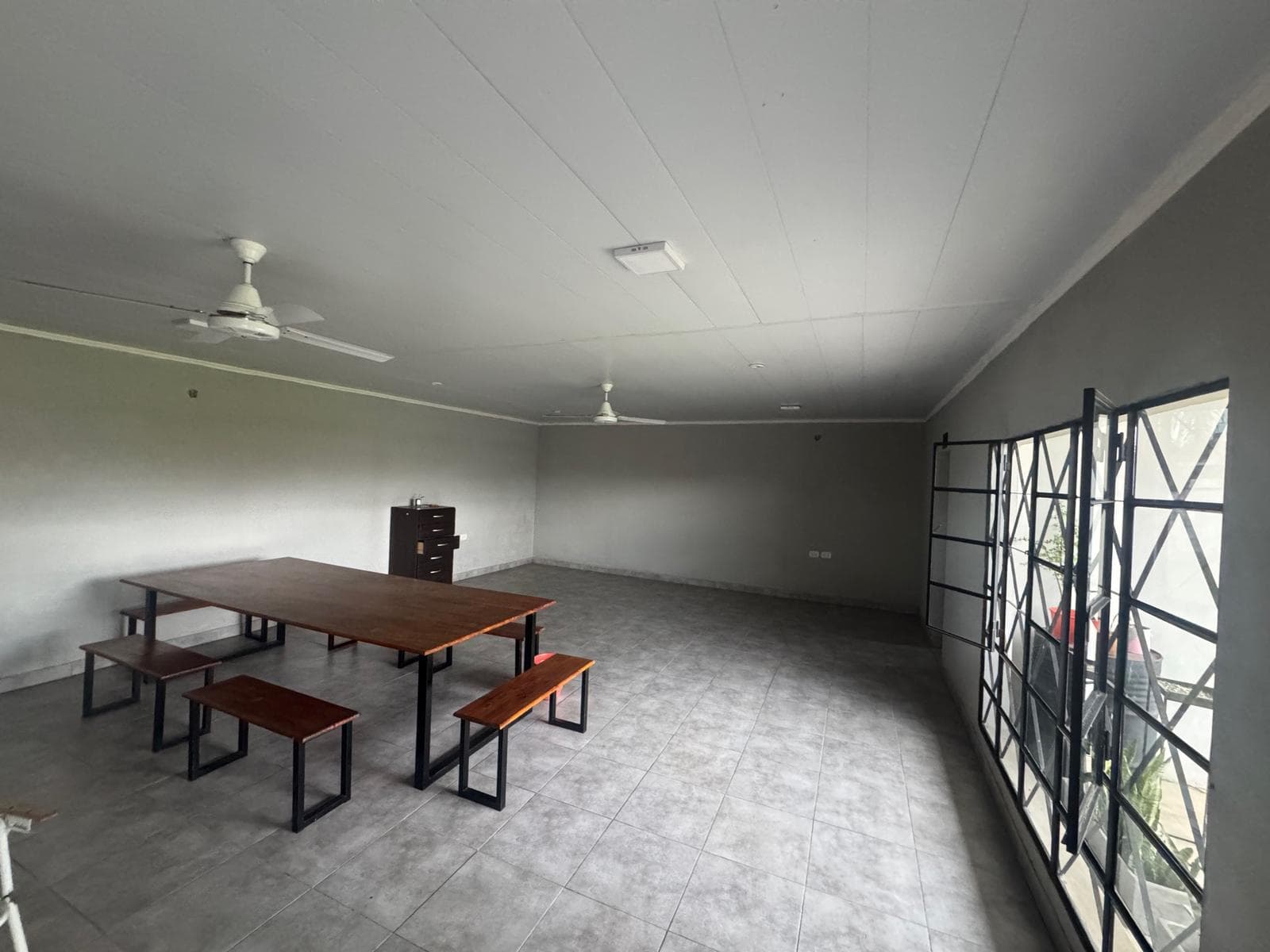 Propiedad tipo loft/quincho, con gran terreno. Entrada para varios vehículos, habitación grande con parrilla, cocina. Baño. Ubicación: conviene ir por Tavella hasta calle España y doblar a la izquierd - 1