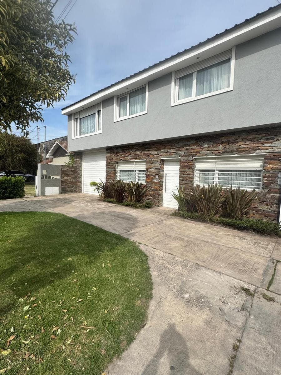 Casa en dos plantes c/garage - zona Caisamar - 1