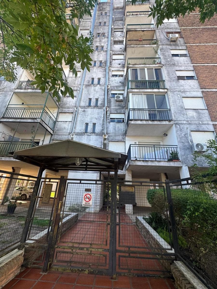 Departamento en primer piso con tres habitaciones, baño, cocina, living comedor, lavadero tipo balcón cerrado.- - 1