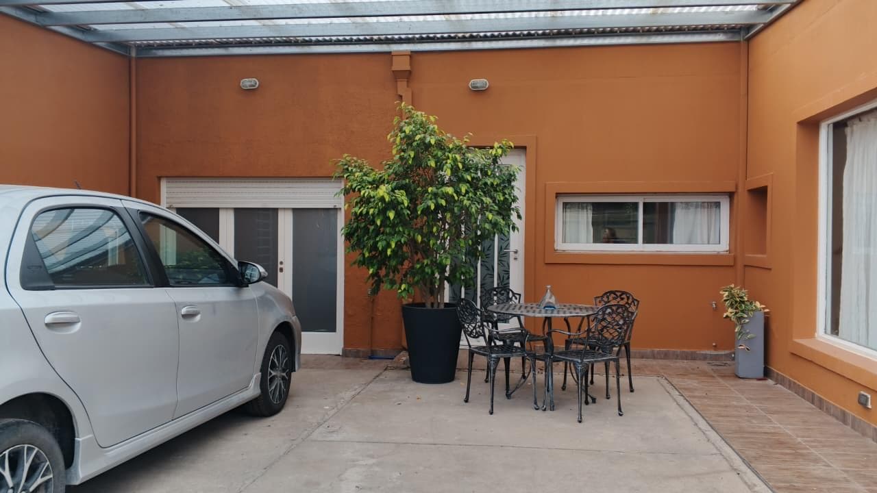Casa 3 ambientes interna con quincho y patio - Zona Caisamar - 1