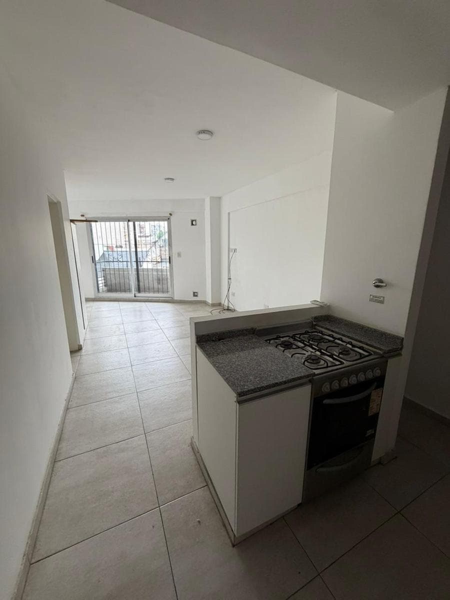 ALQUILER - Mono Ambiente en L luminoso c/balcon - Parque Chacabuco - 1