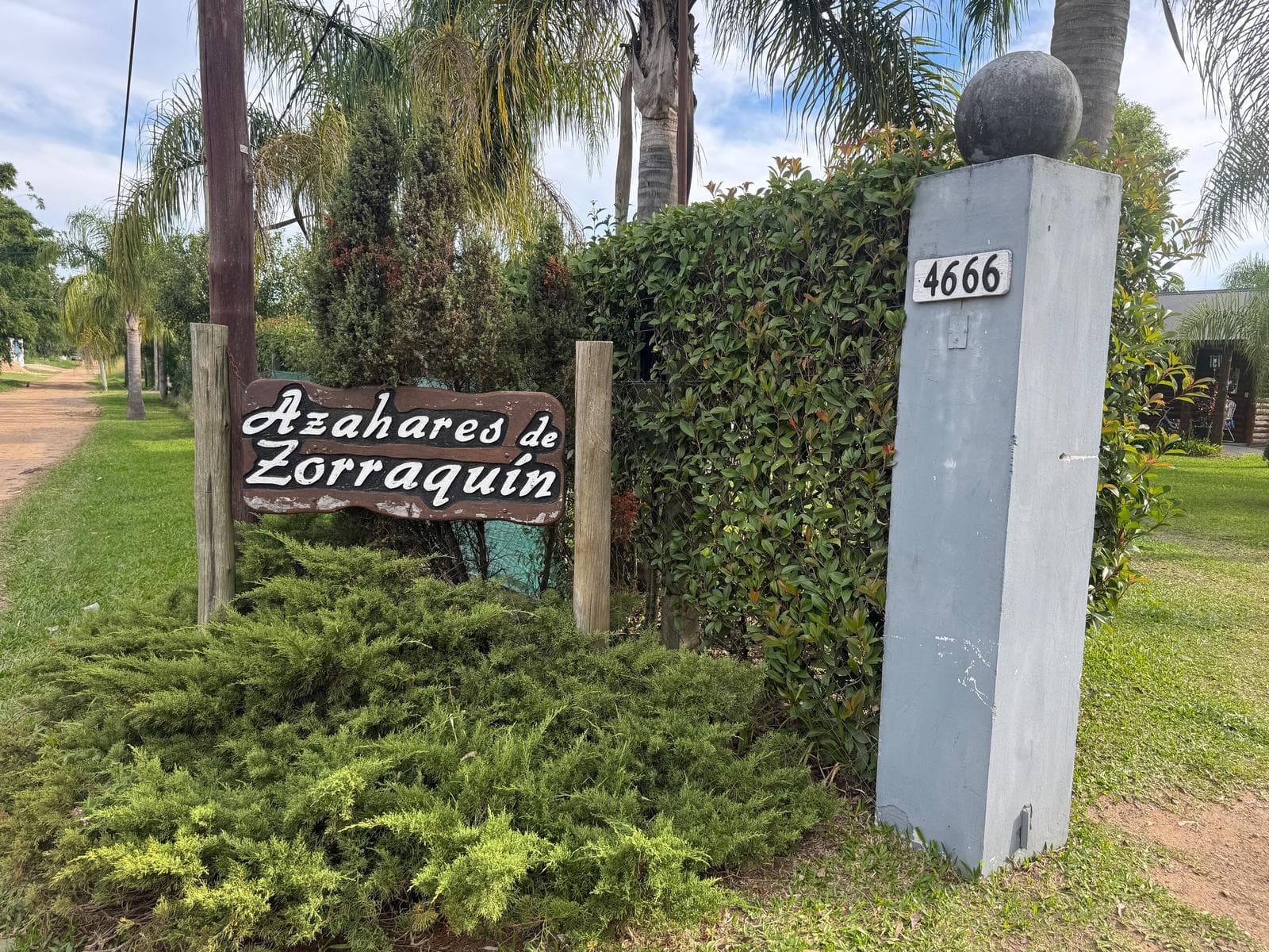 Complejo con seis cabañas y un gran parque.Una cabaña de concreto con : 2 habitaciones, cocina, living-comedor, un baño, otro baño al final de la galería, cochera cubierta Tres cabañas en madera( tron - 1