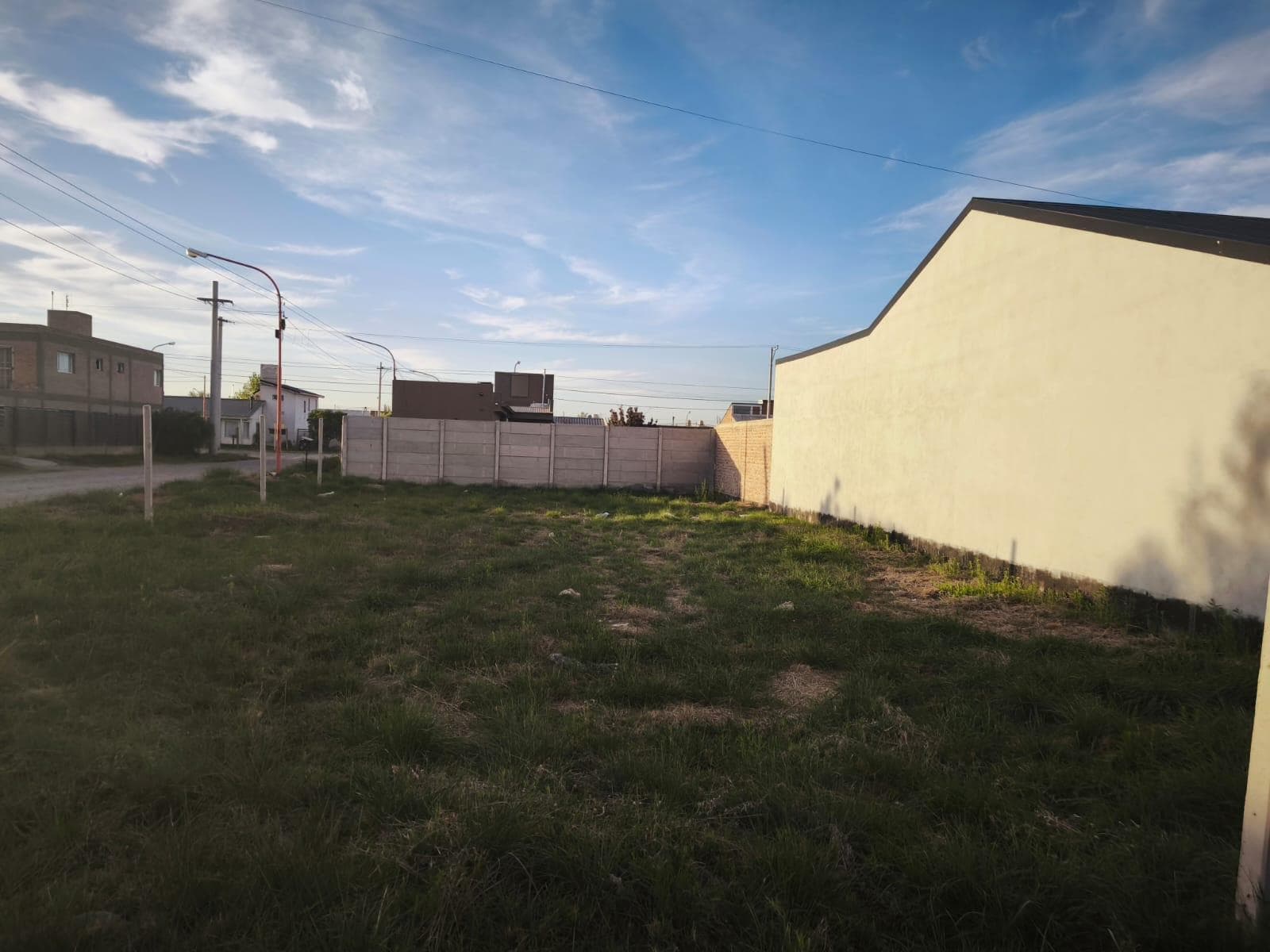 Venta terreno esquina 378 m2 frente a plaza - Gral Fernández Oro - 1