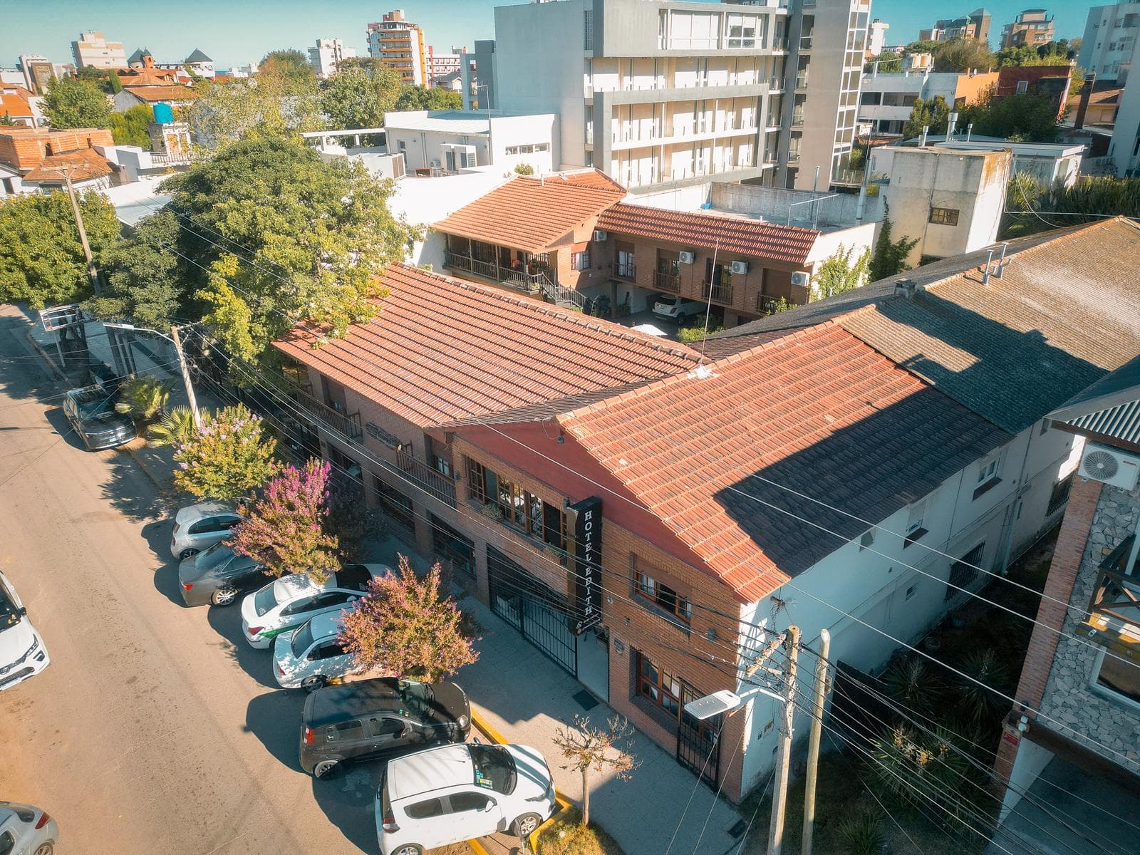 Hotel 3 estrellas en venta. Zona Centro Villa Gesell. Parque y piscina climatizada - 1