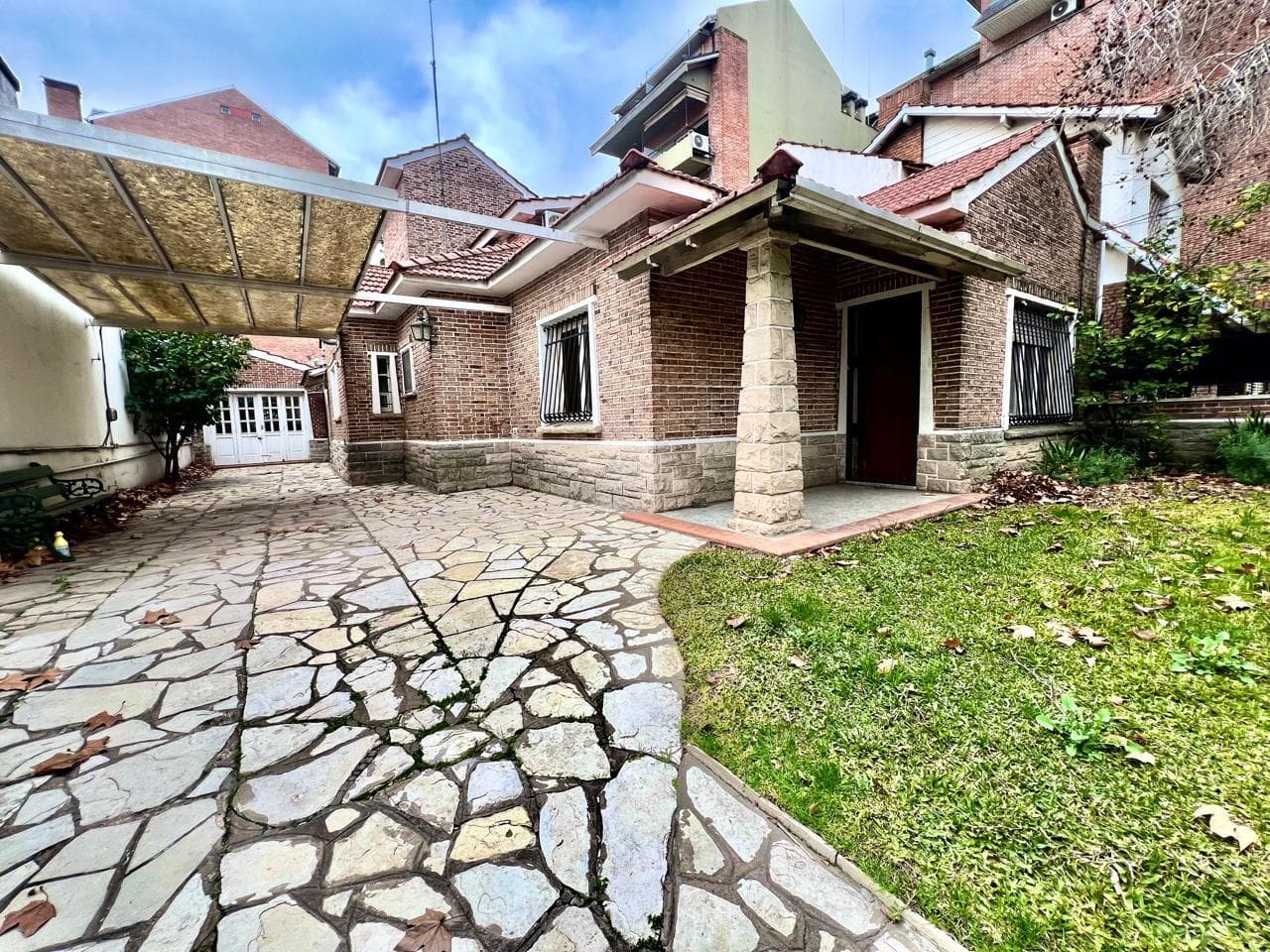 Casa en ADROGUE EN EXCELENTE UBICACION - 1