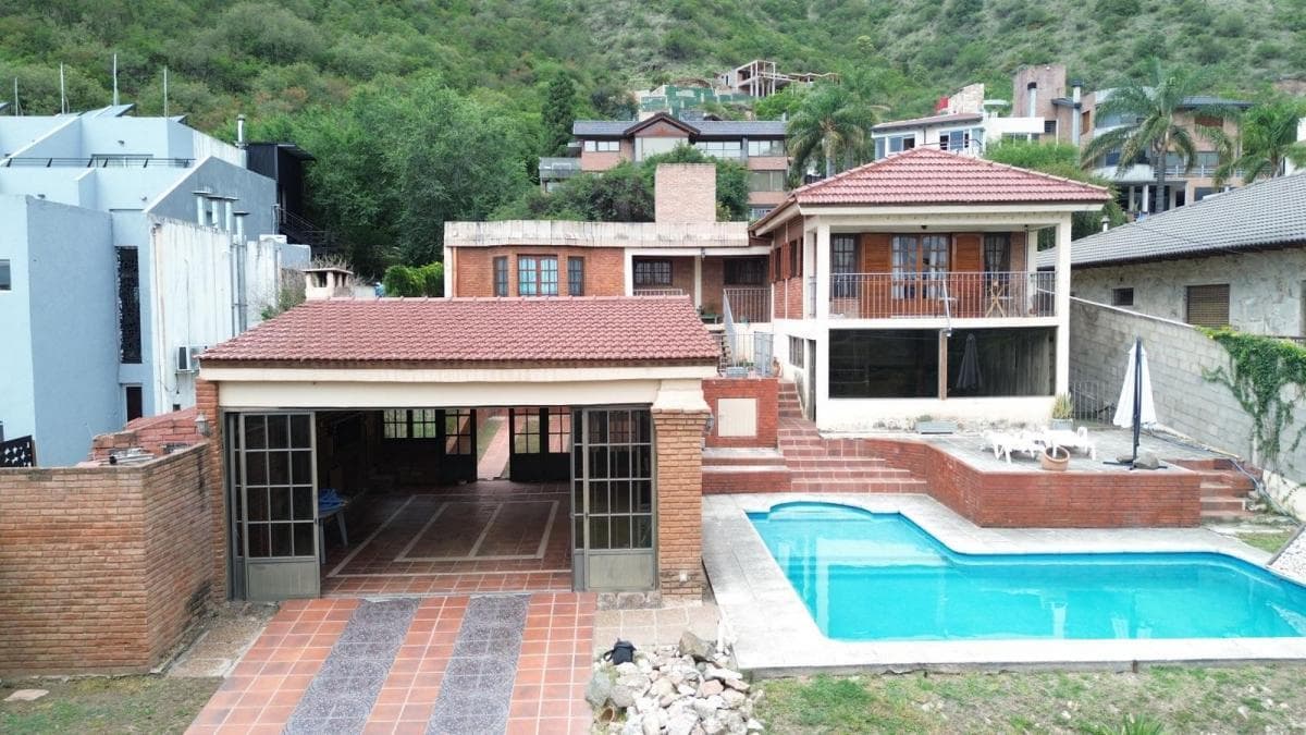 Propiedad Multifamiliar 294m² c/Pileta - Villa Carlos Paz - 1