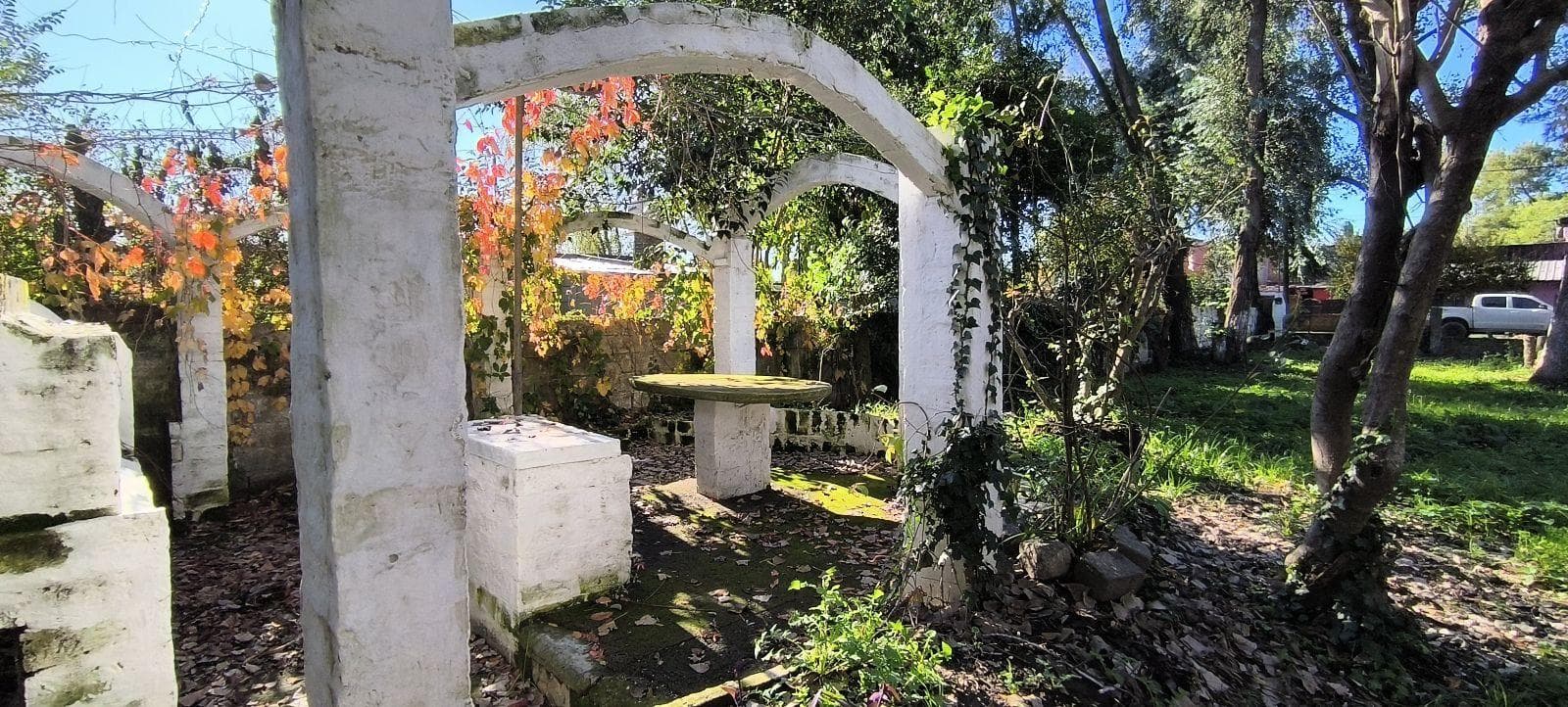 VENTA DE LOTE EN CAÑUELAS CON PARRILLA COLONIAL Y MEJORAS - 1