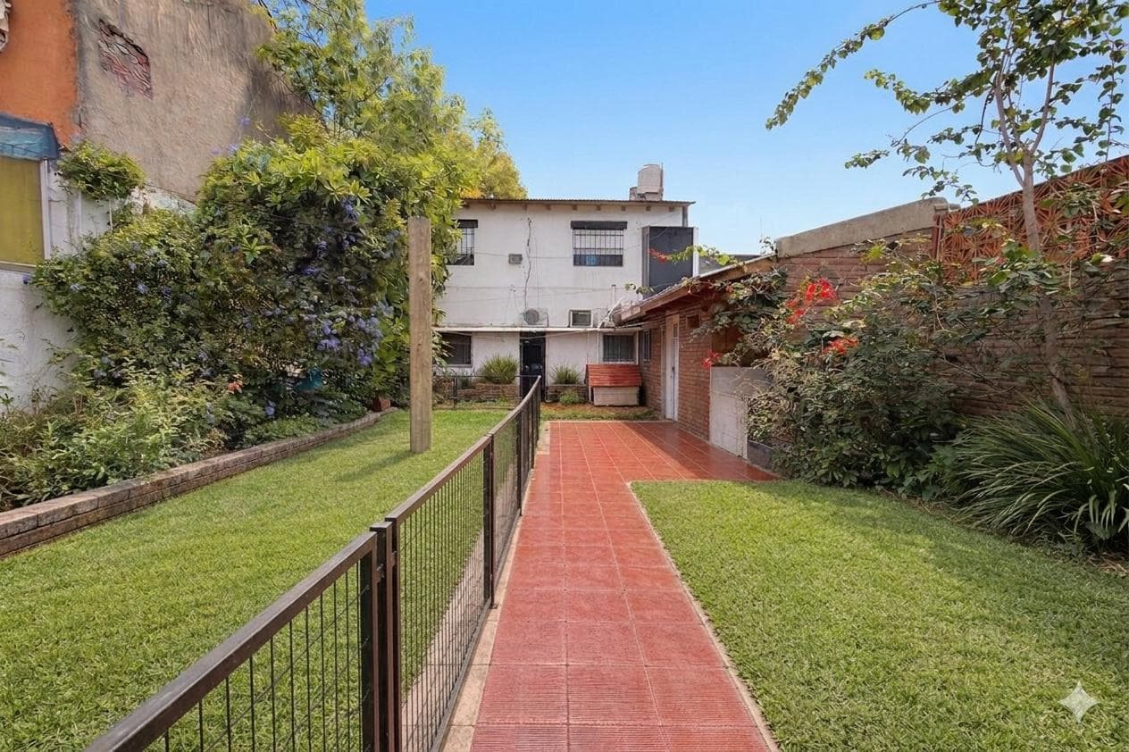 Casa al frente con jardín y cochera - 1