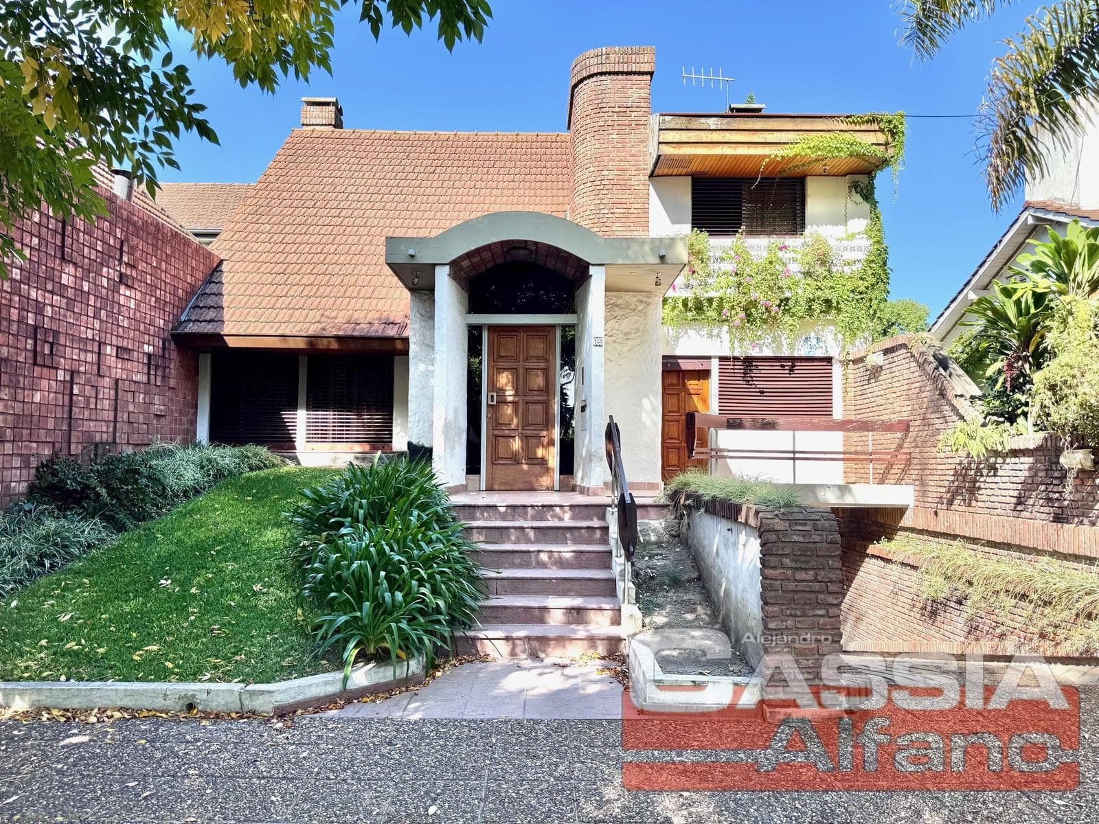 CHALET DOS PLANTAS SOBRE LOTE 520M2, COCHERA, 5 DORMIT. FONDO - 1