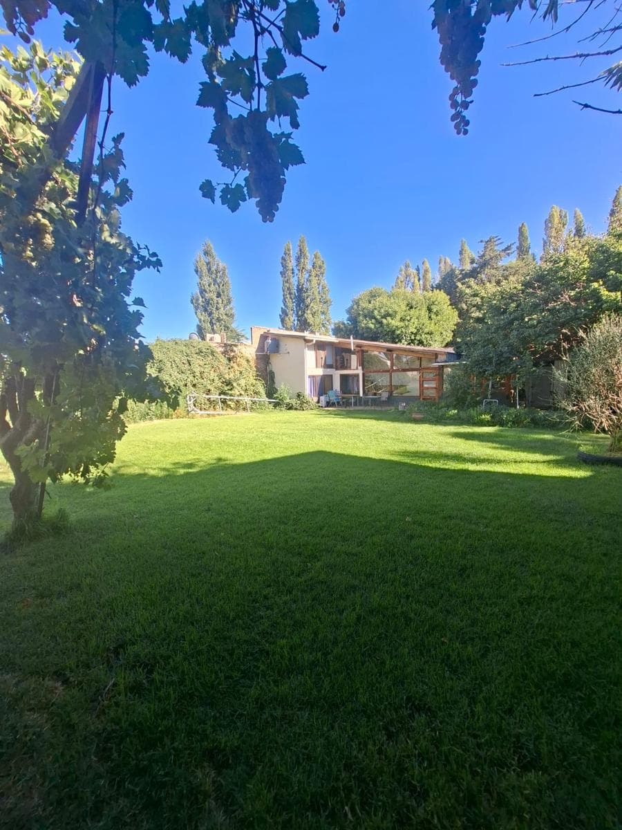 Venta de casa con pileta y quincho en dos lotes Parque Nautico Plottier orillas del Limay - 1