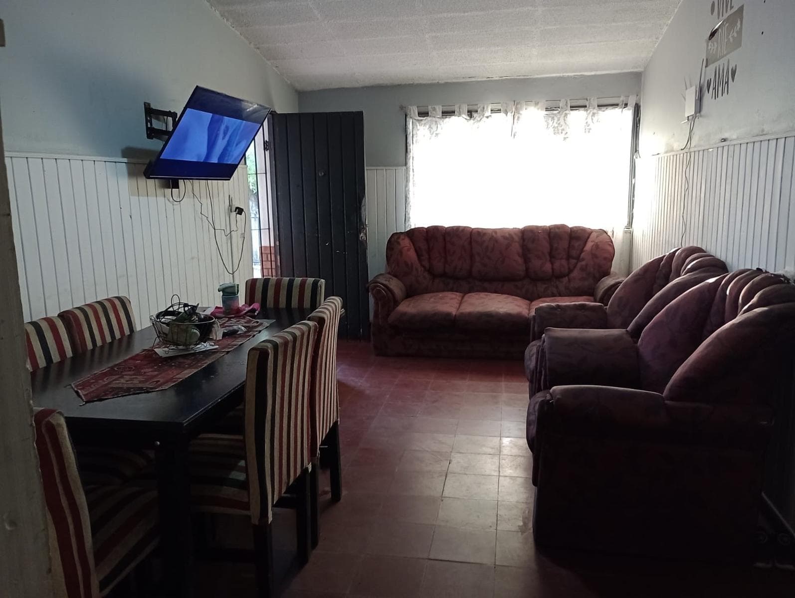 Casa con 3 habitaciones , cochera semi cubierta ,patio. - 1