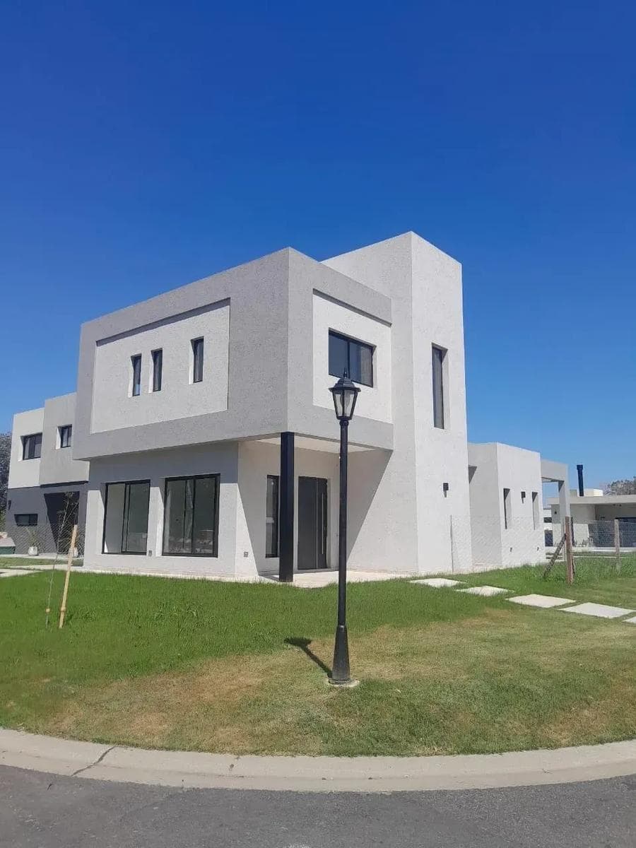 Casa en venta - 4 Dormitorios 5 Baños - Pilar - 1