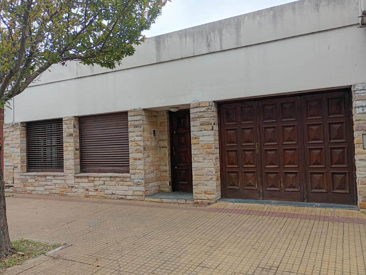 Casa en alquiler Los Hornos centro garage - 1