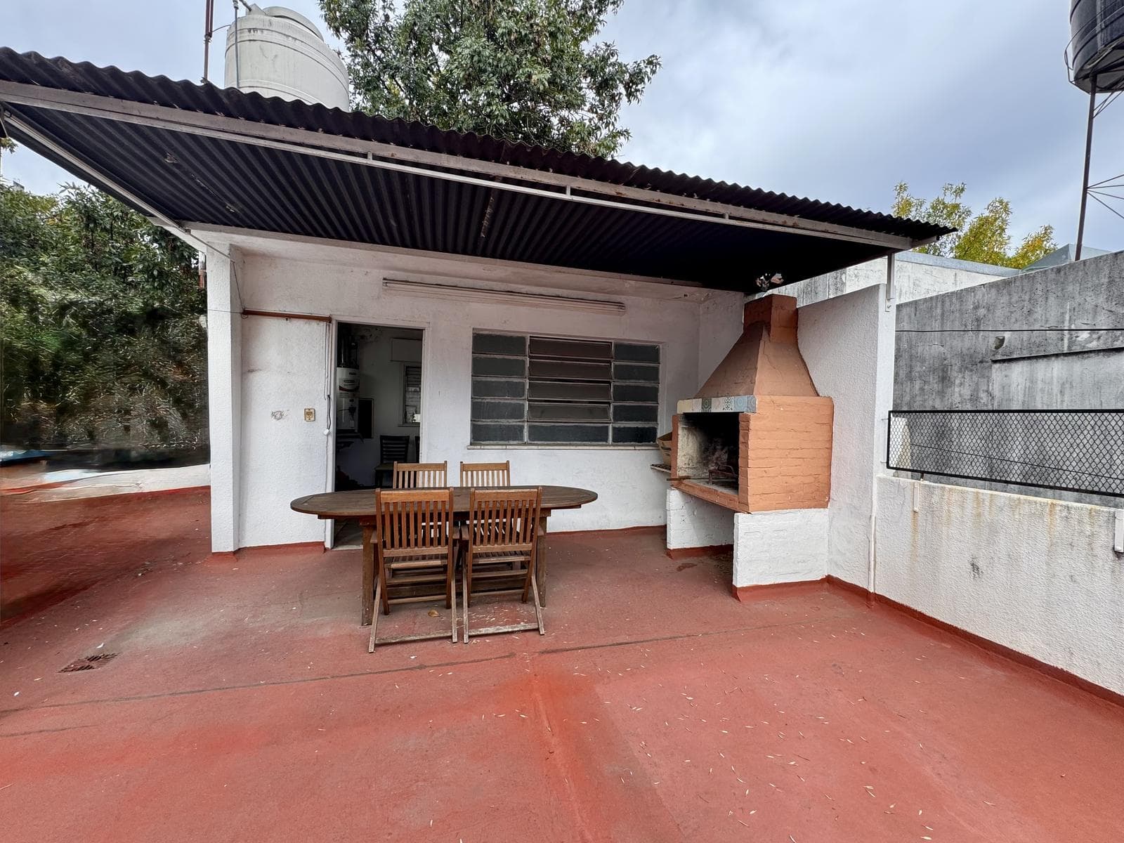 CASA DE DOS DORMITORIOS CON COCHERA PATIO Y TERRAZA EN ALQUILER EN ECHESORTU - 1