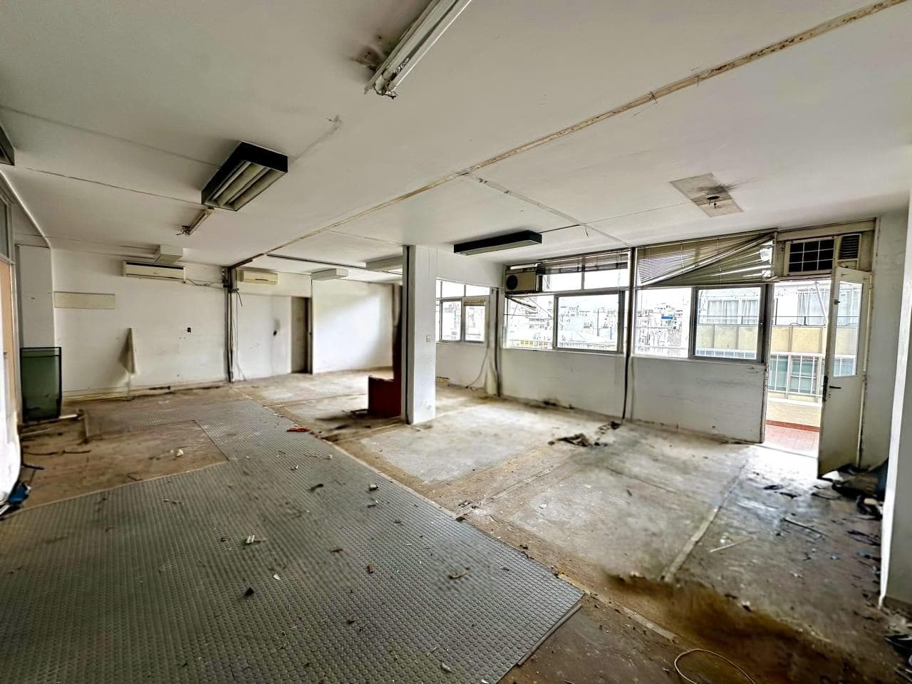 Espectacular Oficina. Piso 10° completo. Doble entrada. Planta divisible. 2 baños. - 1