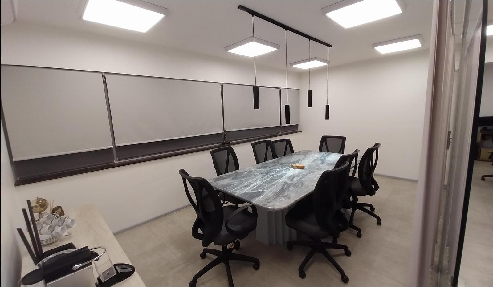 Oficina al frente en excelente ubicación, refaccionada a nuevo, impecable. - 1