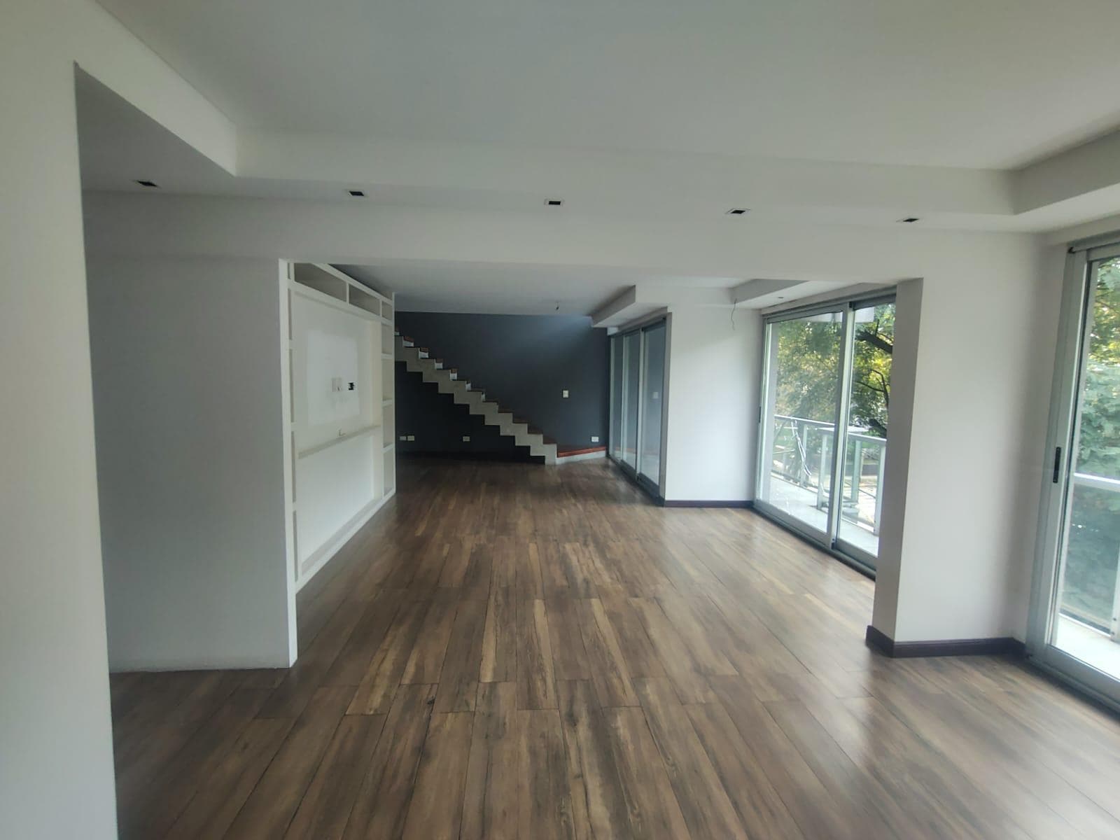 Vivi frente al Río en Olivos: Exclusivo Triplex de Categoría con 2 Cocheras y Amenities - 1