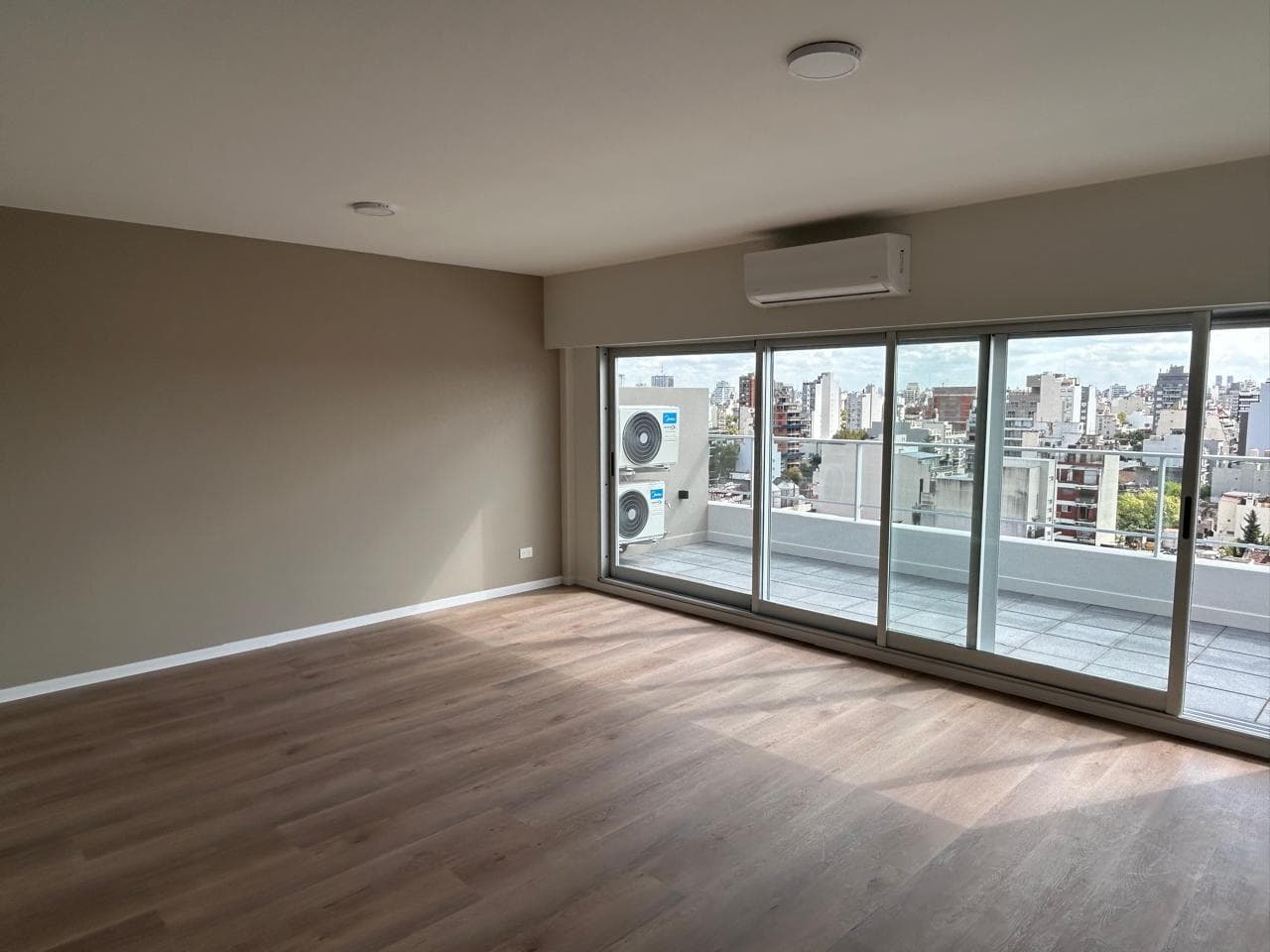 Departamento tres ambientes en Boedo, al frente con gran balcón terraza - 1