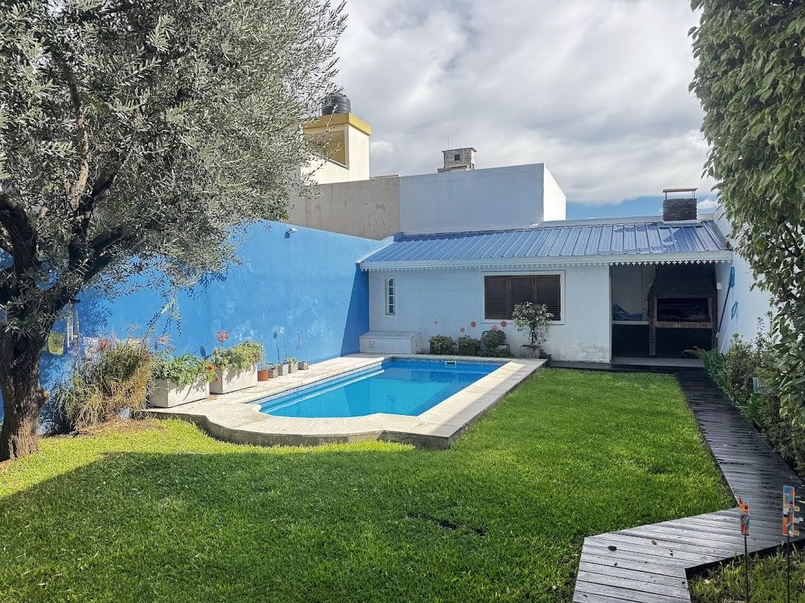 Excelente Casa de 3 Dorm en Viila Devoto | 240 m² cubierto | Jardín, Pileta, Quincho y garaje cub - 1