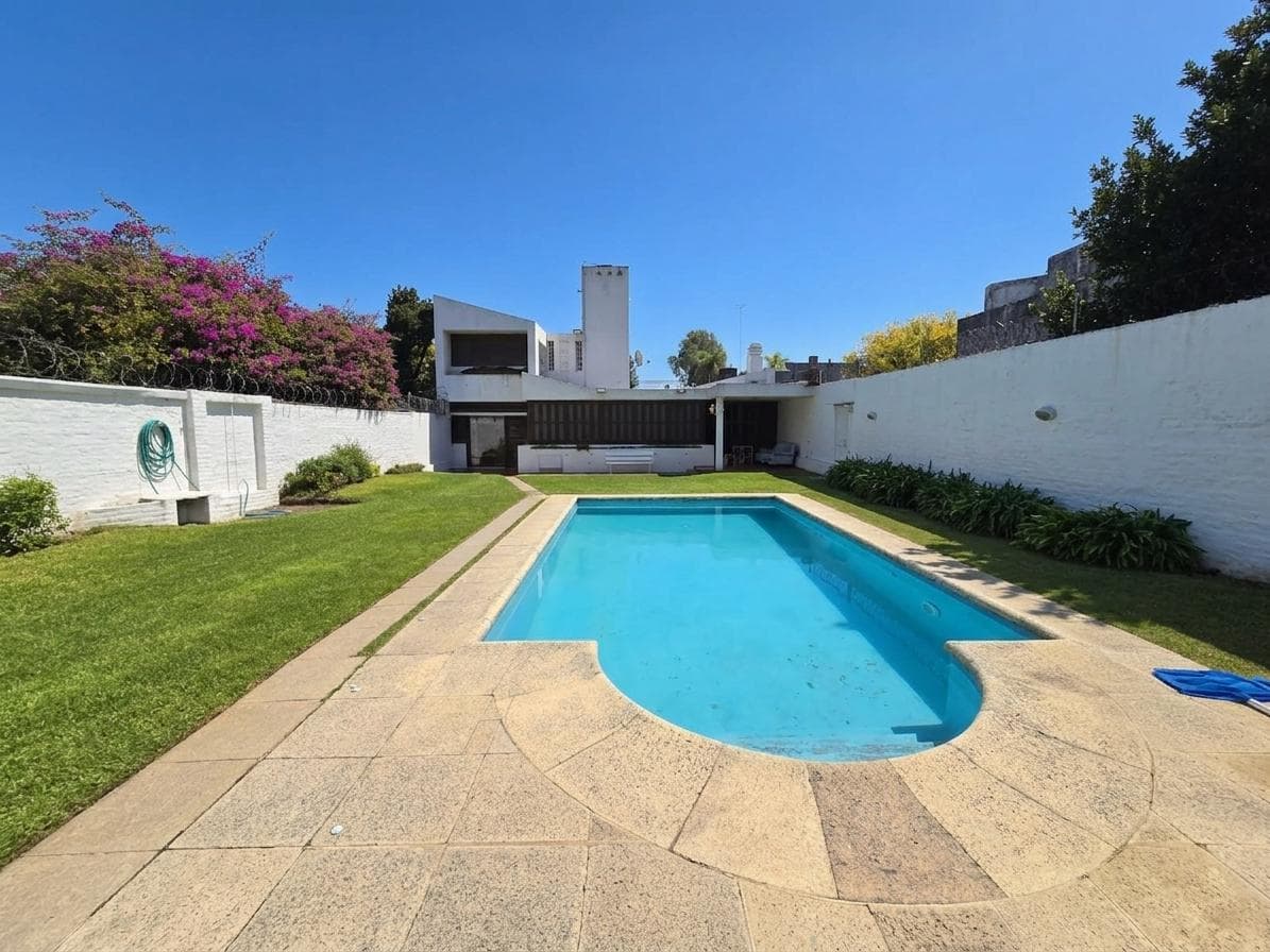 Casa en Venta 4 habitaciones en Merlo con Amplio Patio - 1