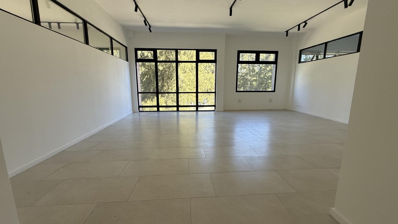 Alquiler Oficina Premium 51M² en Pilar | Cochera Incluida | Disponibilidad Inmediata - 1