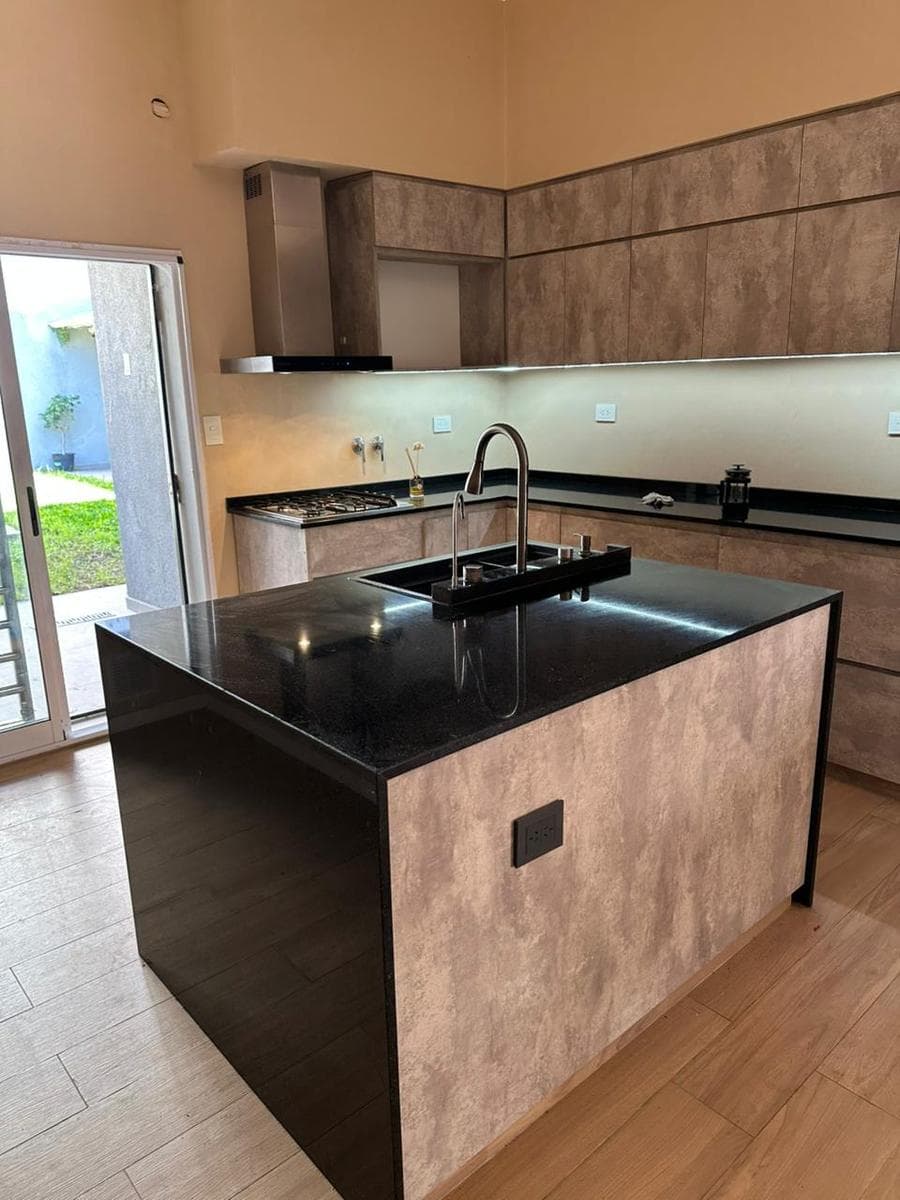 CASA REFACCIONADA A NUEVO TODA EN UNA PLANTA CON JARDIN Y PILETA - 1