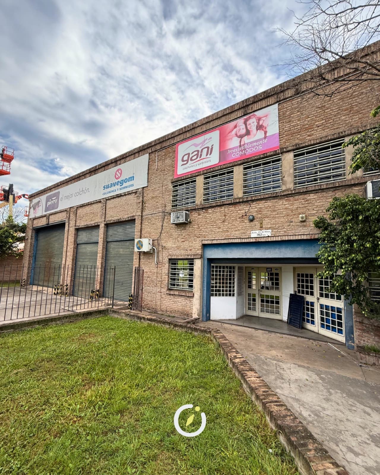 Galpón en alquiler con 8 oficinas - 1